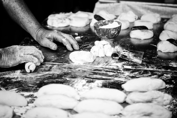 男人捏面包图片下载