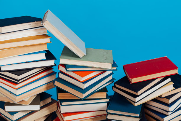 大学图书馆里有很多以蓝色为背景的教育书籍图片下载