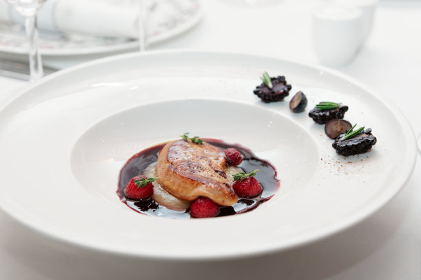 白盘子上的鹅肝酱，高级菜肴图片下载