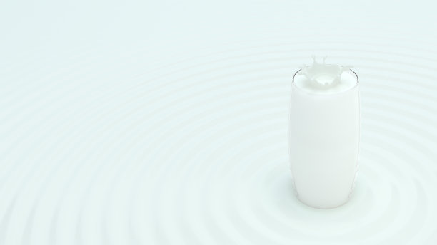 牛奶从玻璃杯中溅起，洒在牛奶上图片下载