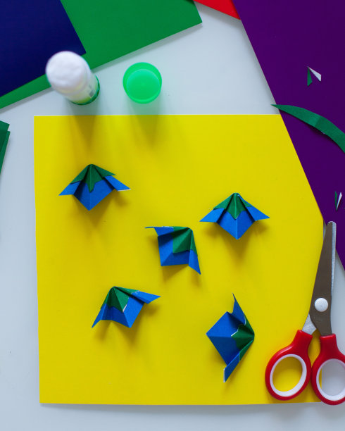 DIY和孩子的创造力，一个自己动手的母亲节礼物。逐步说明纸张的应用，折纸技术。步骤6。图片下载