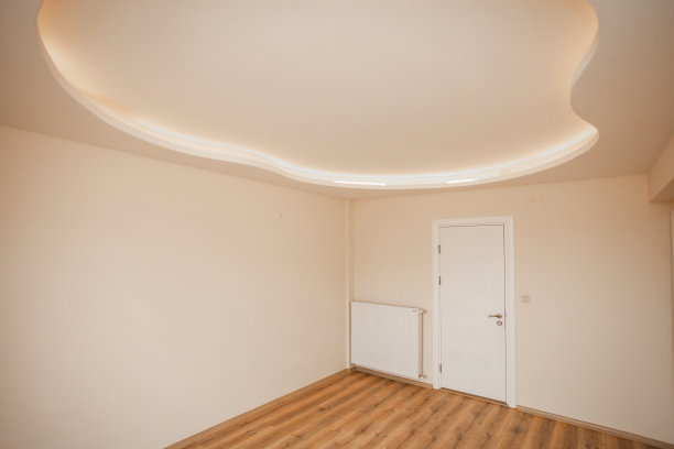 空荡荡的房间，木地板，白色的墙壁和白色的门图片下载