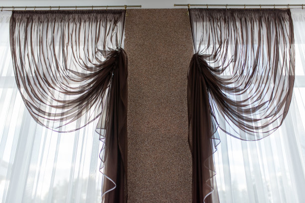 美丽的窗帘在下午，对着光线。图片下载