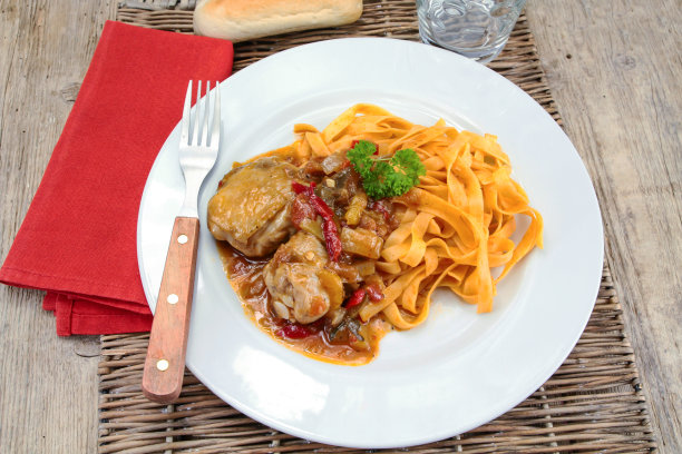 辣椒洋葱鸡肉和干面条图片下载