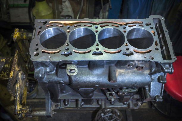 拆卸气缸体。发动机修理，发动机零件。图片下载
