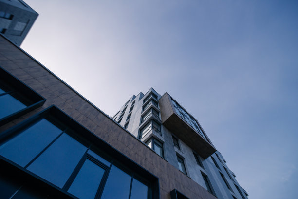 几何办公楼街景照片。图片下载