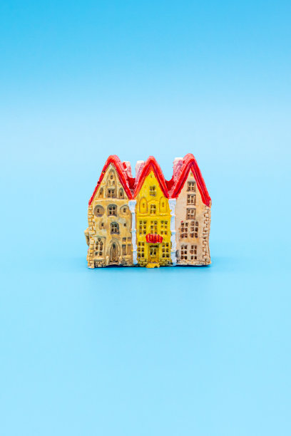 蓝色背景上的老式欧洲小房子的小雕像，是你自己的家和舒适的概念图片下载