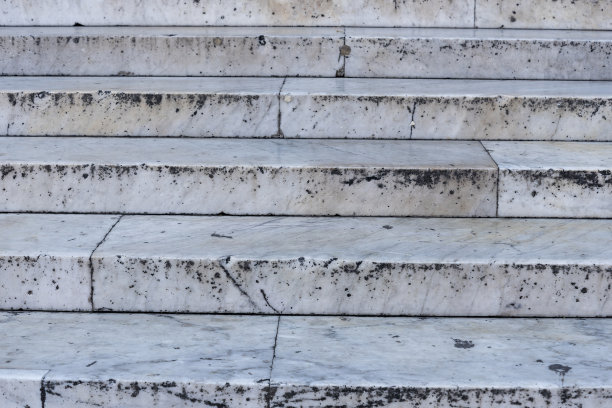 大理石白色楼梯。圣弗朗西斯科教堂的旧楼梯。图片下载