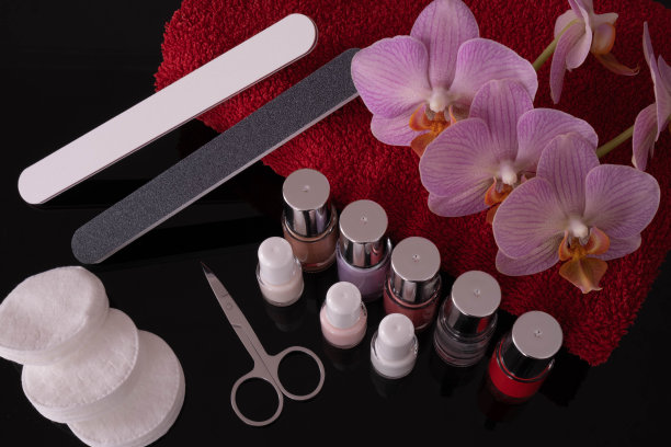 桌上有指甲油、指甲锉、修指甲剪刀和棉垫图片下载