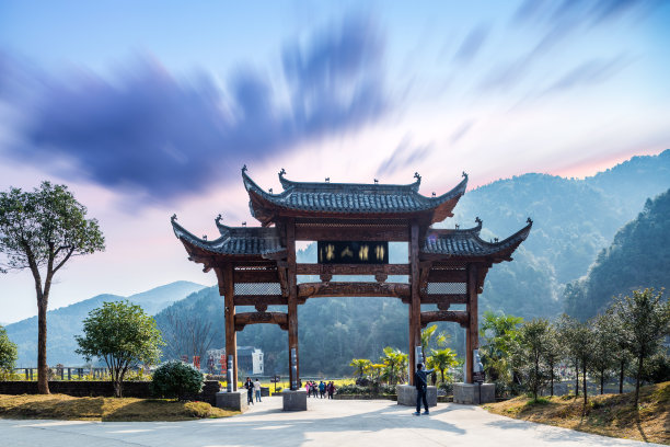 江西省婺源市元村古村落十字路口的古老牌坊——十里家素材图片