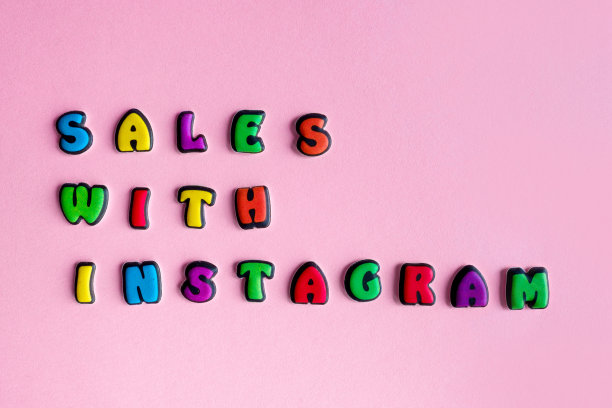 题词由粉红色背景上的彩色字母组成。折扣和广告。商店的季节性大减价。用于网站或社交网络上的横幅或海报的照片图片下载