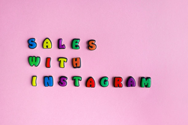 题词由粉红色背景上的彩色字母组成。折扣和广告。商店的季节性大减价。用于网站或社交网络上的横幅或海报的照片图片下载