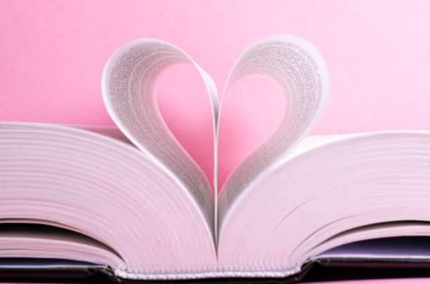 书心象征爱和没有人在一起的概念背光粉色闪耀彩色背景选择焦点图片下载