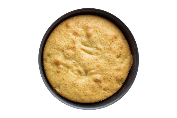 美味的新鲜烤蛋糕在烤盘孤立在白色背景。俯视图图片下载