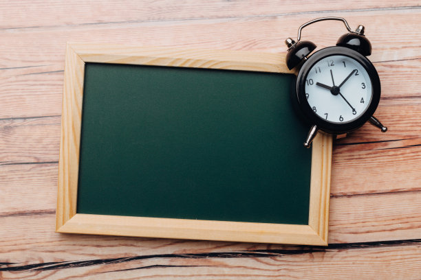 干净的老式粉笔板在木桌上。俯视图图片下载