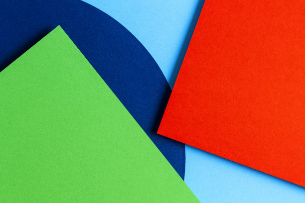 抽象彩色纸纹理背景。红色、浅蓝色、海军蓝、绿色的最小几何形状和线条图片下载