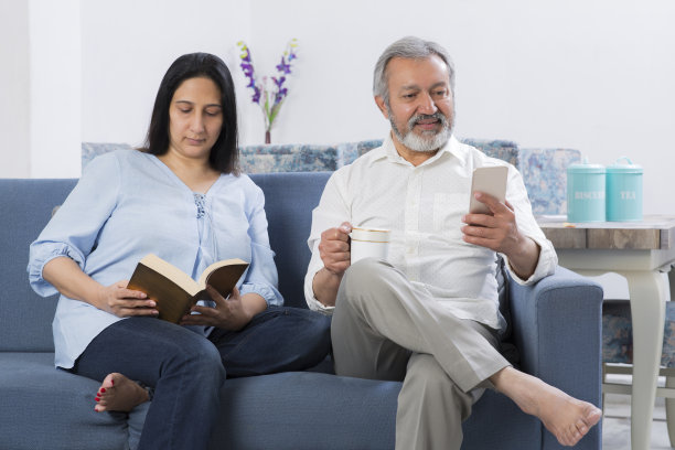 坐在客厅沙发上的夫妇库存照片图片下载