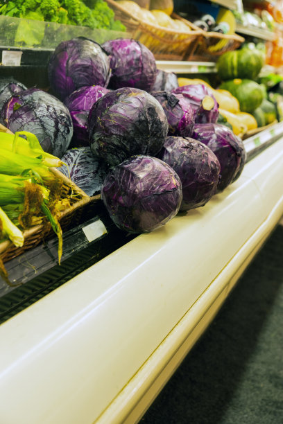 超市货架上堆满的红白菜图片下载