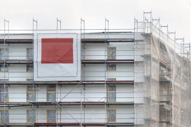 一座在建的新建筑前的空白广告牌素材图片