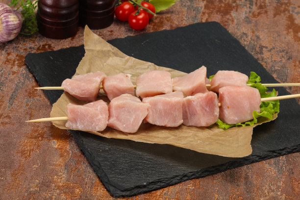 烧烤用的生猪肉串图片下载