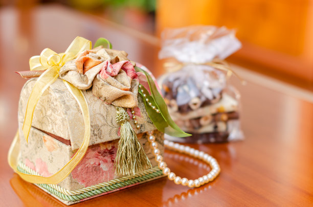 礼盒和珍珠首饰放在木桌上，上面放着巧克力图片下载