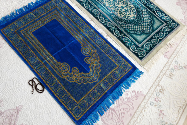 为祈祷准备的两种不同颜色的祈祷毯图片下载