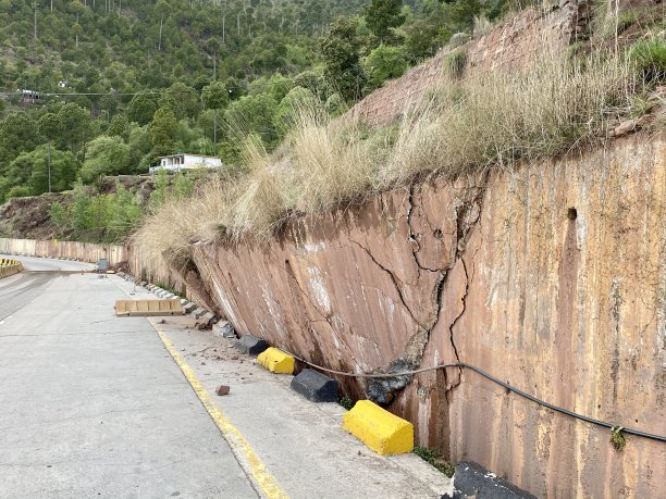 高速公路上的保护墙图片下载