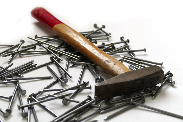 白底上钉着铁锤，图片下载