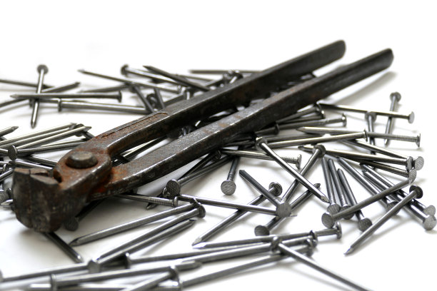 白色背景上的指甲和镊子，图片下载