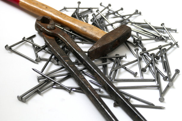 白色背景上的钉子，锤子和钳子，图片下载