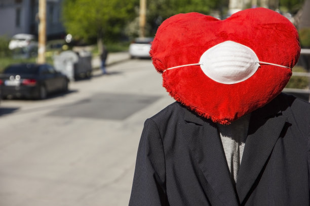 Covid-19,冠状病毒。病毒和毛绒心脏在家里使用医用口罩工作。吉他手，远方的爱，在隔离和隔离。弹吉他，待在家里，健康理念图片下载