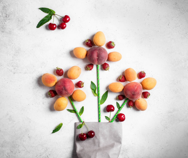 夏天的水果和浆果在一个明亮的背景。图片下载