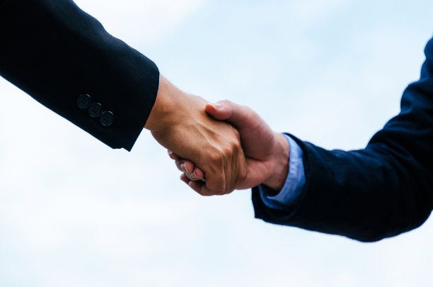 伙伴关系。西装革履的商人在办公室结束商务会议后握手，祝贺，合同，成功，会议，伙伴，团队，社区和联系的概念图片下载