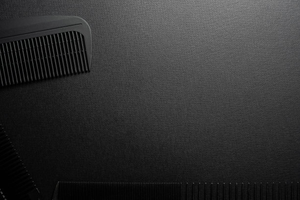 黑色的表面上是旧的理发师工具。梳子。黑色的单色。水平方向。平坦的草地。图片下载