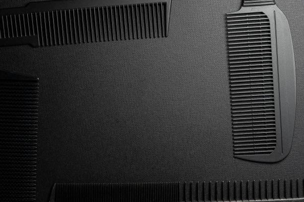 在黑色的表面上是旧的理发工具。理发工具。四个梳子。黑色的单色。框架。前视图。图片下载