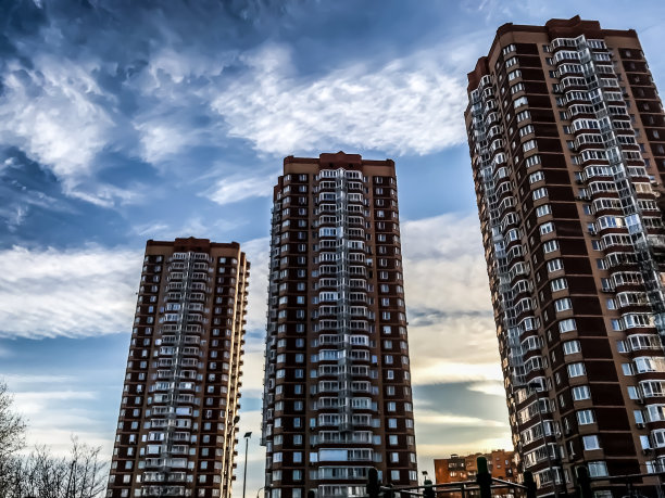 蓝天下的住宅楼照片图片下载