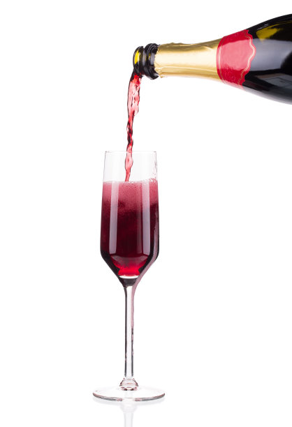 将红色香槟倒入玻璃杯。图片下载