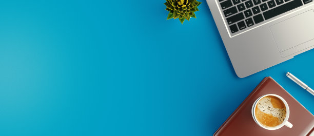 最小的工作空间-创造性的平面放置办公桌照片。俯视图办公桌，笔记本电脑，笔记本电脑和咖啡杯。3 d渲染横幅图片下载