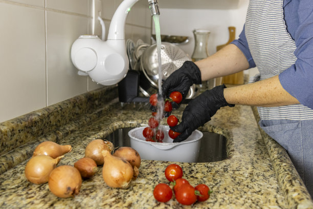 在冠状病毒大流行期间清洗西红柿图片下载