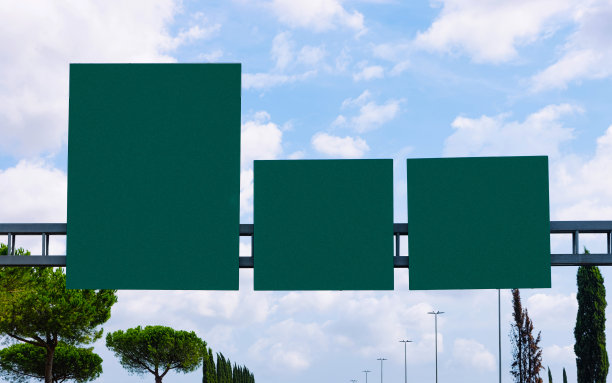 意大利道路上的空白绿色交通标志图片下载