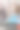 女人在蓝色橡胶手套工作笔记本和猫散焦背景图片下载