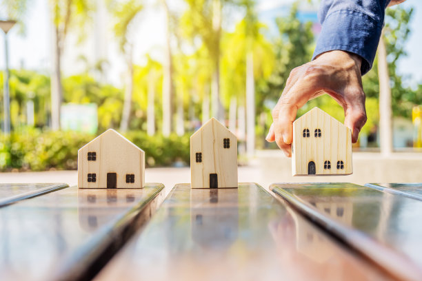 手选木屋模型从组房桌上，房地产概念，计划购买物业，抵押，投资，一个符号的建设，生态，贷款的概念，选择性的重点图片下载