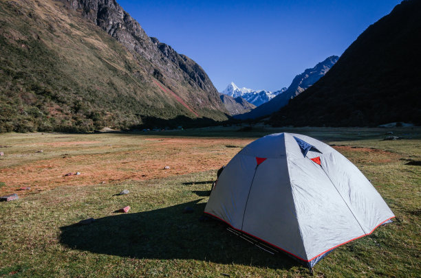 灰色的露营帐篷，背景是高耸的雪山，在秘鲁的圣克鲁斯魁北克徒步旅行图片下载