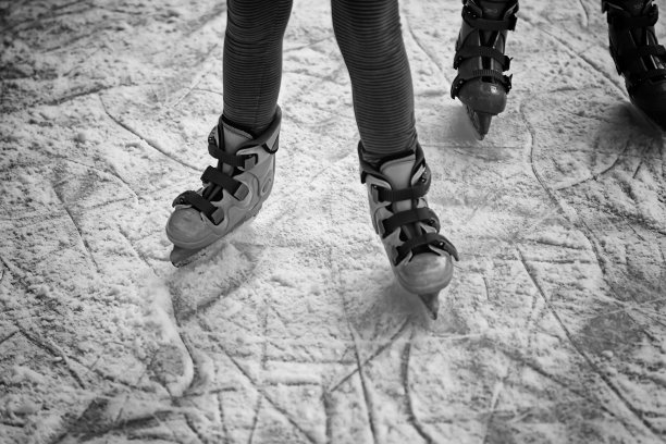 女孩跟踪滑冰图片下载