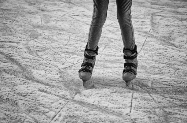 女孩跟踪滑冰图片下载