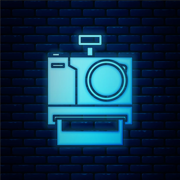 发光的霓虹灯照片相机图标孤立在砖块上图片下载