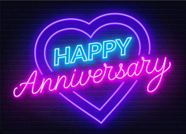 周年快乐霓虹灯贺卡上的黑暗图片下载