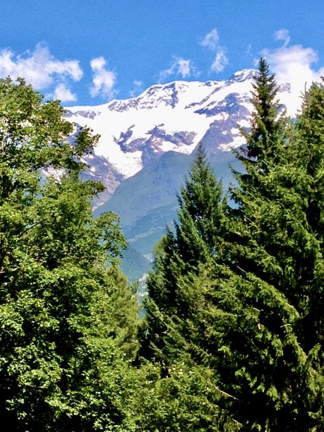 白雪皑皑的山峰图片下载
