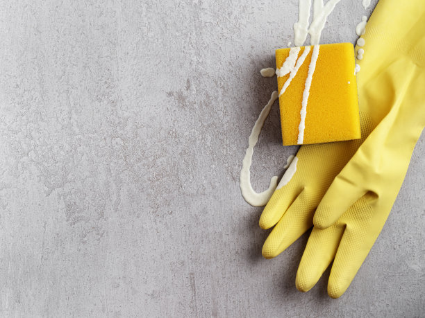 含海绵和洗涤剂的黄色乳胶手套，含海绵和洗涤剂的手套，含海绵的手套，清洁材料，含强化表面的精练垫，用于清洁复杂污垢的粉末，含洗涤剂的清洁产品，图片下载