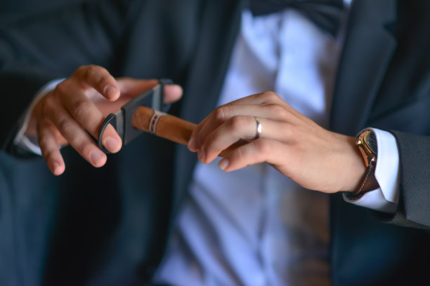 雪茄修剪特写：男士的优雅商务风图片下载